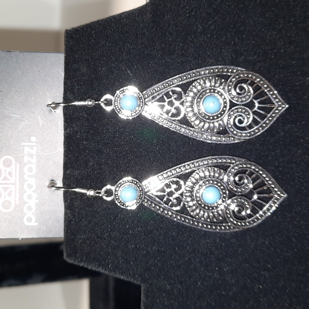 Love these earrings, ladies Bundle & Save 5 for 30 or 1 for 10